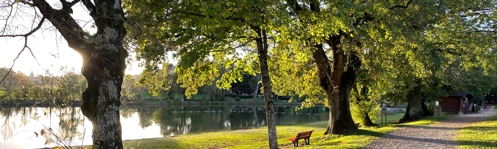 Vue du plan d'eau de Verruyes à l'automne 2022